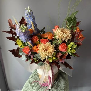 Flower basket 'Composizione dopaminica con delphinium'