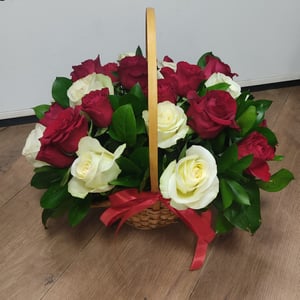 Flower basket 'Basket with roses'