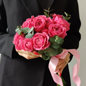 Peony-flowered roses and eucalyptus for the bride