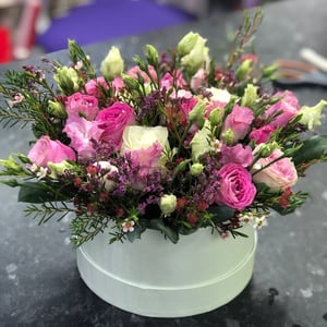 Hat box with flowers 'Marquise'