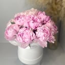 Hat box with flowers 'Pink peonies in a hatbox'