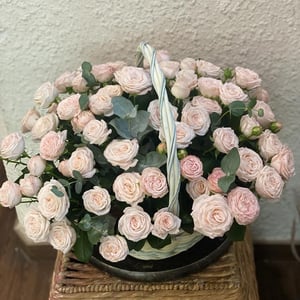 Flower basket 'Basket with spray rose bombastic'