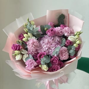 Blumenstrauß aus pfingstrosenförmigen Rosen