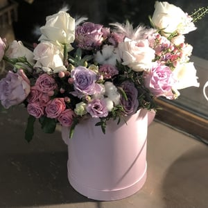 Hat box with flowers 'Alonso'