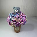 Gpsophila en una taza con un juguete