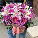 Hat box with flowers 'Bright wonder'