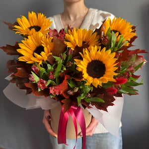 Hat box with flowers 'Arrangement: Sunflowers and Alstroemeria'