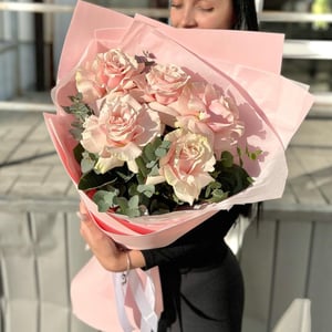 Bouquet 'Delicate lace roses with eucalyptus'