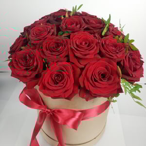 Hat box with flowers 'Parisian dreams'