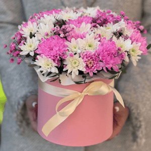Шляпная коробка с цветами «Нежный трепет» из хризантем и гипсофил