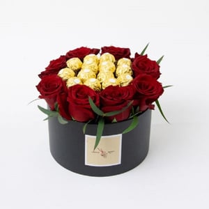 Hat box with flowers 'Sweet composition with red roses'