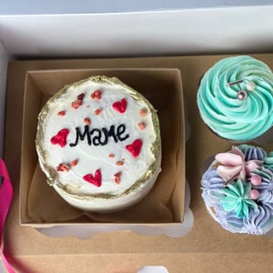 Бенто-торт Маме и два капкейка