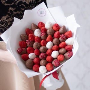 Strawberry bouquet "Villefort" M