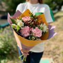 Blumenkomplement mit Dianthusblüten