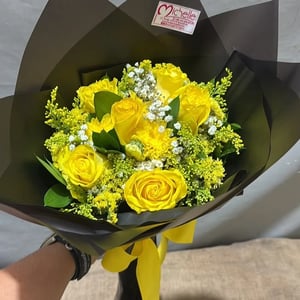 Bouquet of six yellow roses