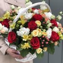 Blumenarrangement in einem Korb