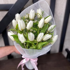 Blumenstrauß 'Tulips and chamelacium'