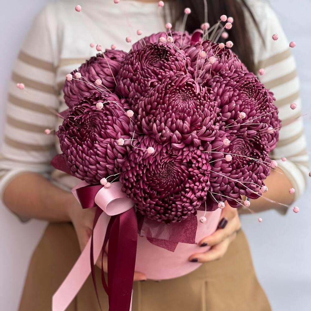 Hat box with flowers 'Composition in a Cylinder of Wine Chrysanthemums'