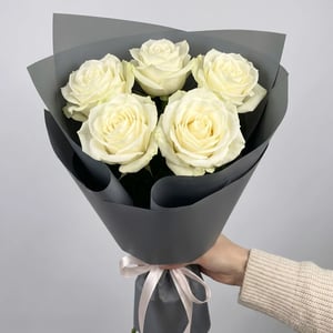 Bouquet of 7 white roses, 50 cm long