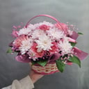 Cesta de flores 'Basket with chrysanthemum and roses'