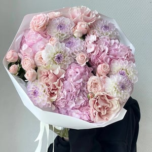 Blumenstrauß mit Dahlien und Hortensien
