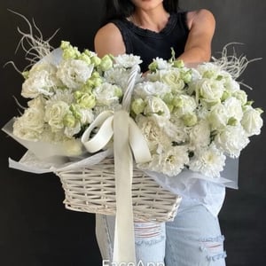 Panier de lisianthus blancs et chrysanthèmes