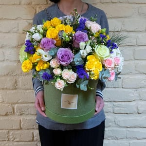 Hat box with flowers 'Arrangement in a green box'