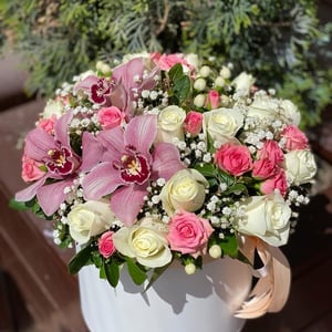 Hat box with flowers 'Orchids and roses'