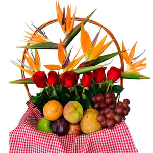 Uccelli del Paradiso e rose in una ciotola di frutta