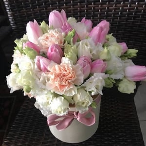Hat box with flowers 'Cytheria'