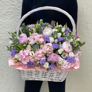 Flower basket 'Delicate composition'