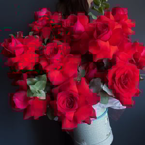 Caja de flores 'Conjunto de rosas francesas rojas'