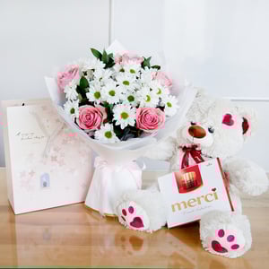 Luftkuss mit Süßigkeiten und einem Teddybären