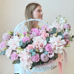 Cesta con hortensias, rosas y lisianthus