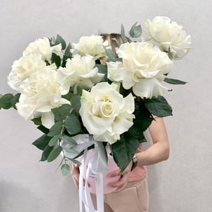 Hat box with flowers 'Emotions of Love'