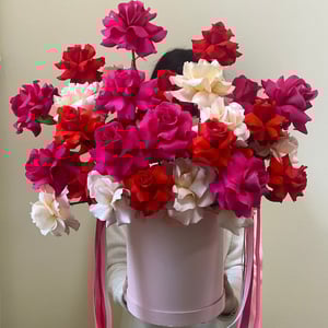 Hat box with flowers 'Dream'