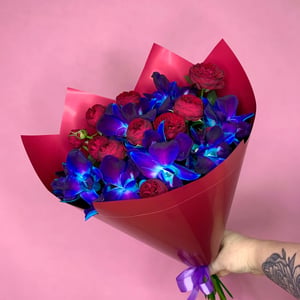 Bouquet 'Shrub roses and cosmic orchids'