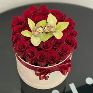 Hat box with flowers 'Perfection'