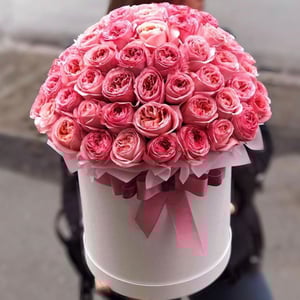 Delicate rose hat box