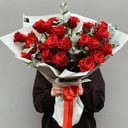 Ramo '25 rosas con eucalipto'