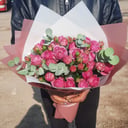 Ramo de rosas en spray y eucalipto