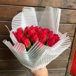 Bouquet '31 Kenyan roses in a lush package'