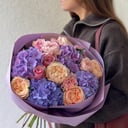 Blumenstrauß mit Hortensien und Rosen