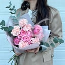 Blumenstrauß aus Pfingstrosen und Nelken