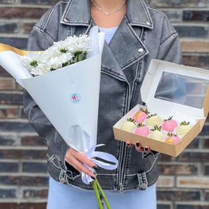 Set of strawberries and flowers "Pink"