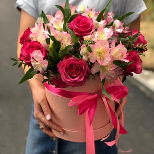 Hat box with flowers 'Your irresistible'