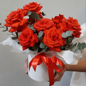 Hat box with flowers 'French rose in a box'