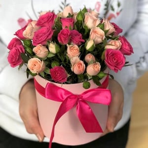 Hat box with flowers 'Composition with spray roses'