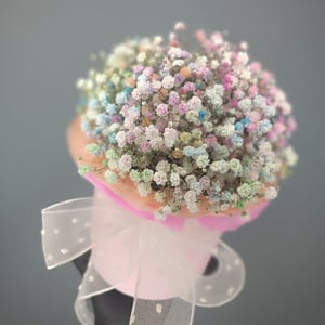 Hat box with flowers 'Rainbow Gypsophila in a Box'