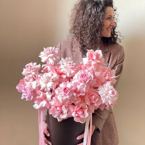 Hat box with flowers 'Pink glasses'
